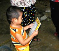 Nghệ An: Cháu bé 3 tuổi chưa đi nhà trẻ đã biết đọc sách báo