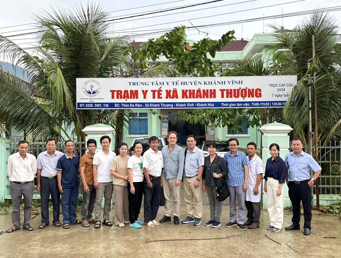 Hình 6. Đoàn công tác WHO và Viện chụp hình lưu niệm với các cán bộ đoàn công tác đang hỗ trợ phòng chống sốt rét tại Trạm Y tế xã Khánh Thượng.